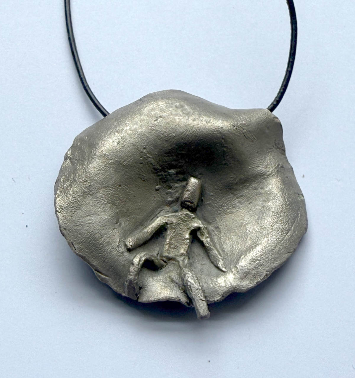 Handgefertigter Bronze-Anhänger – Figur auf der runder Scheibe (Unikat) silent-art-schmuck-2025-07-03 1 Handgefertigter Bronze-Anhänger – Figur auf der runder Scheibe (Unikat) silent-art-schmuck-2025-07-03