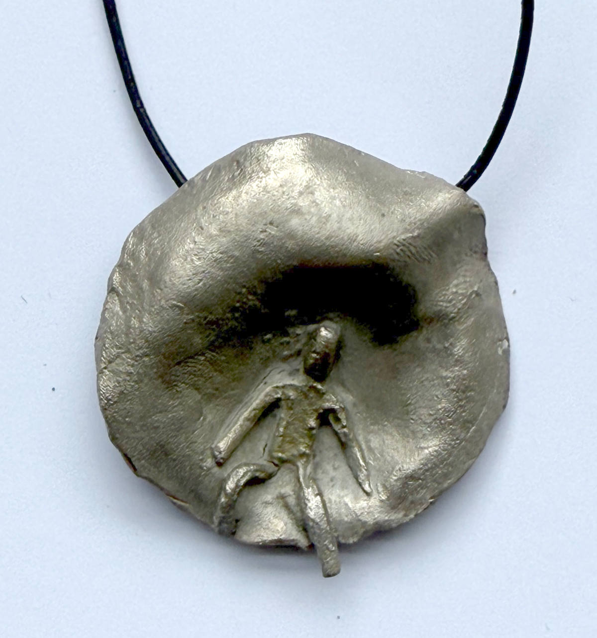 Handgefertigter Bronze-Anhänger – Figur auf der runder Scheibe (Unikat) silent-art-schmuck-2025-07-03 3 Handgefertigter Bronze-Anhänger – Figur auf der runder Scheibe (Unikat) silent-art-schmuck-2025-07-03 – Bild 3